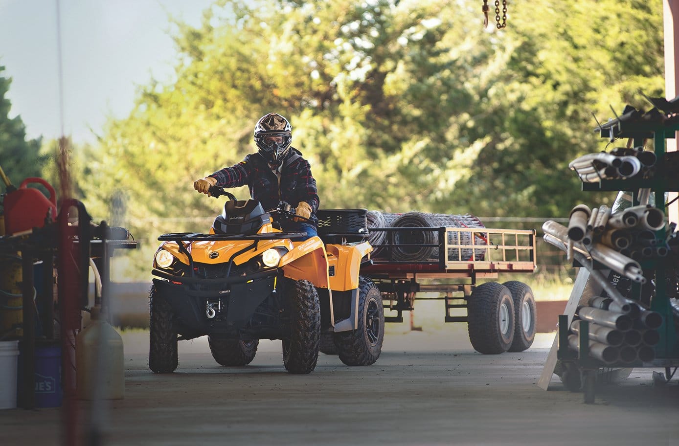 ATV med tilbehør og utstyr for fritid, eventyr og utendørsaktiviteter.