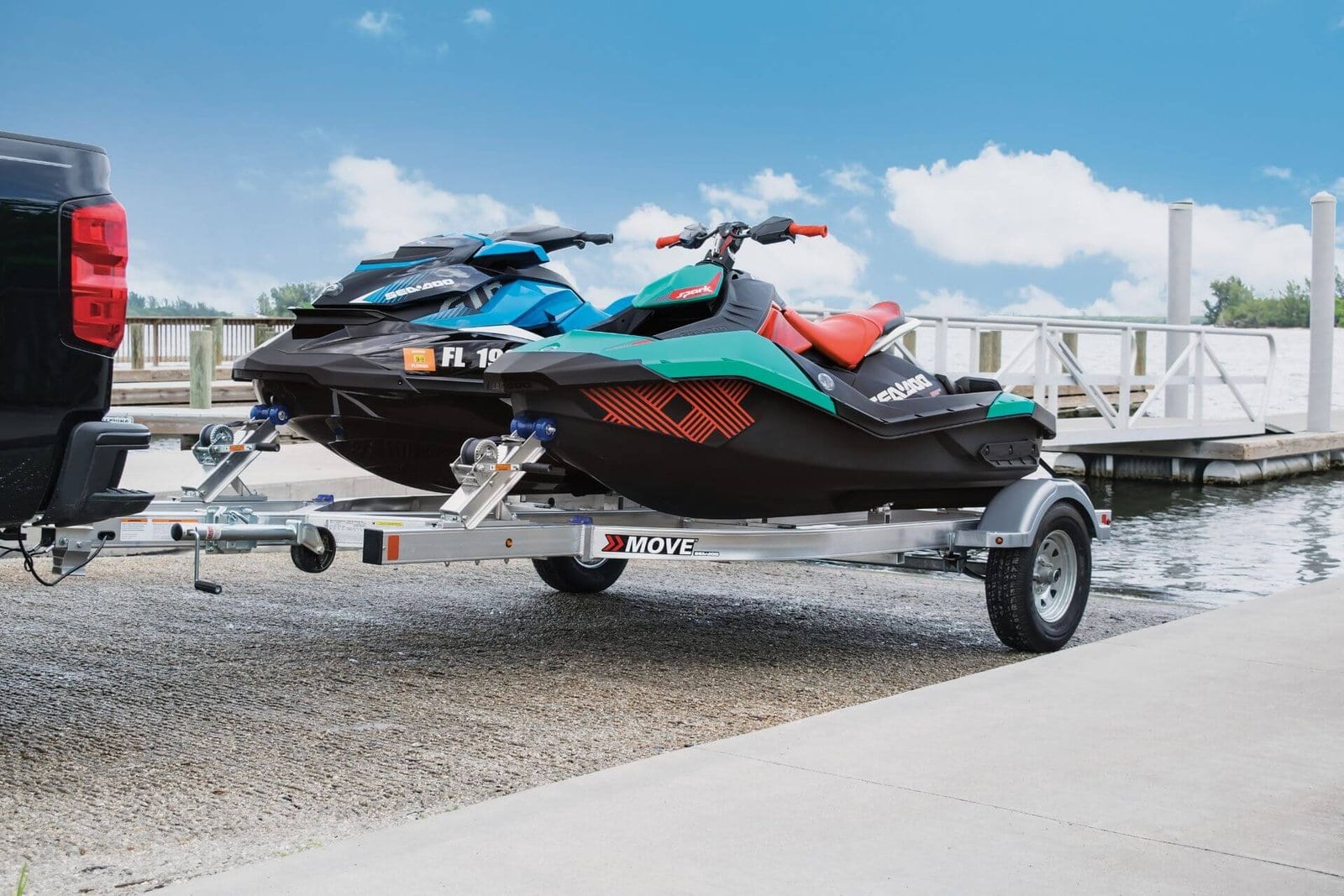 Høydepunkt sommeraktiviteter med kraftige vannmotosykler på en tilhenger ved vannet. Perfekt for ATV og fritidseventyr, utstyr og tilbehør for vann- og utendørsaktiviteter.