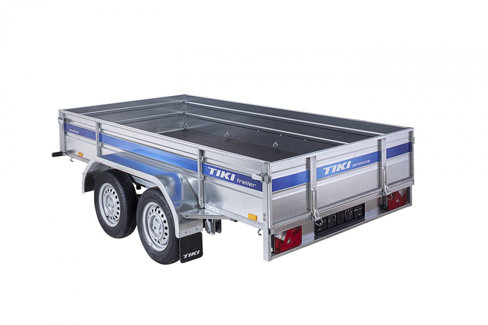 Lettstelt aluminiatrail med to hjul for ATV og fritidskjøretøy, svart flate, fastlåsing og sikkerhetsutstyr, ideell for transport og lagring av ATV og fritidsutstyr.