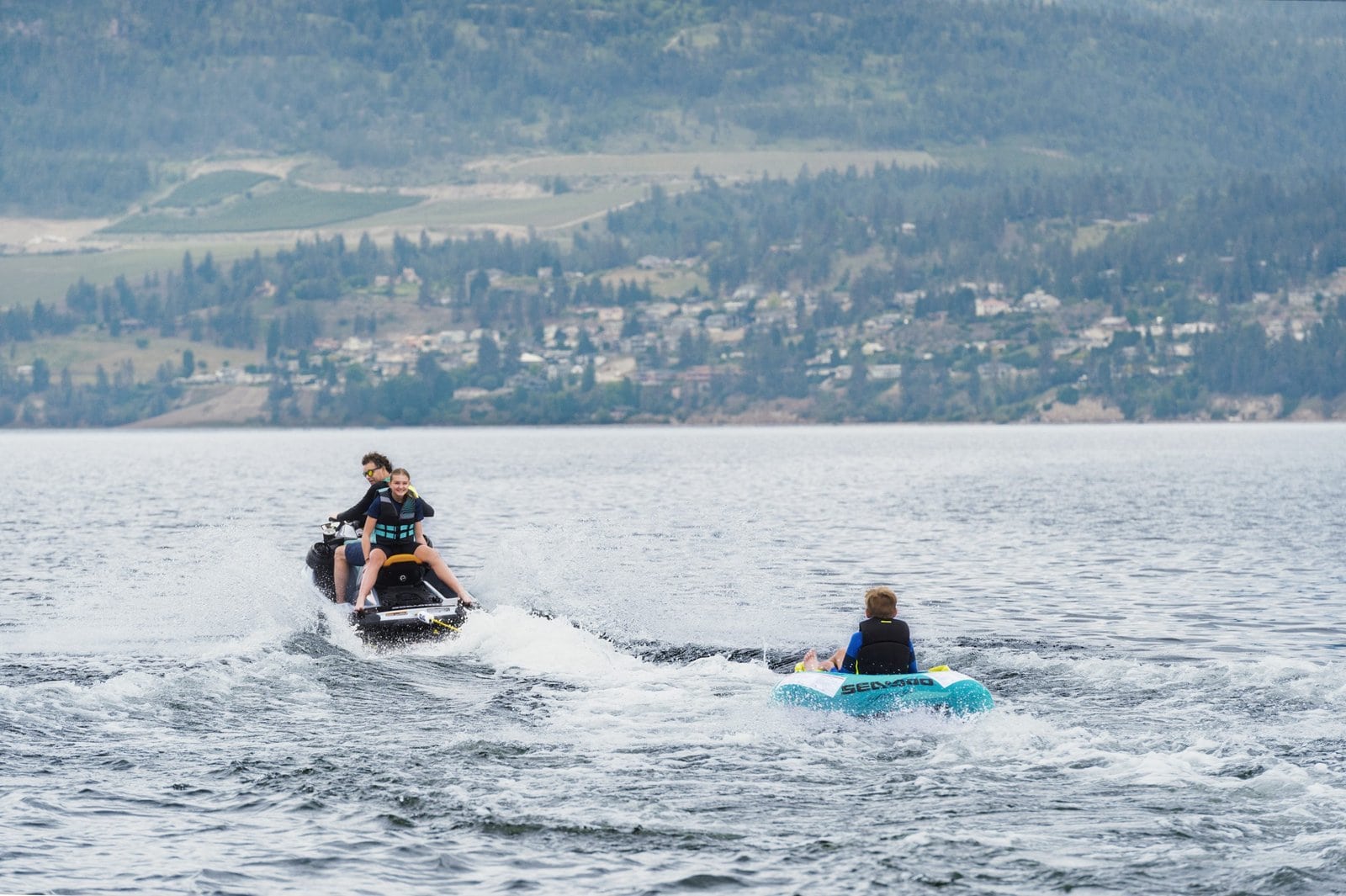 Fritidsbåter og vannsport på fjorden med ATV og Jetski for utendørs fritid i Norge.