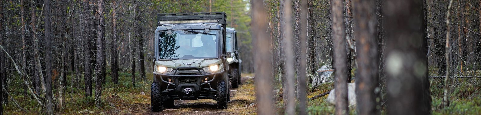 ATV og fritid i skogen, all-terrain kjøretøy for utendørs eventyr, offroad kjøring og fritidsaktiviteter i naturen.