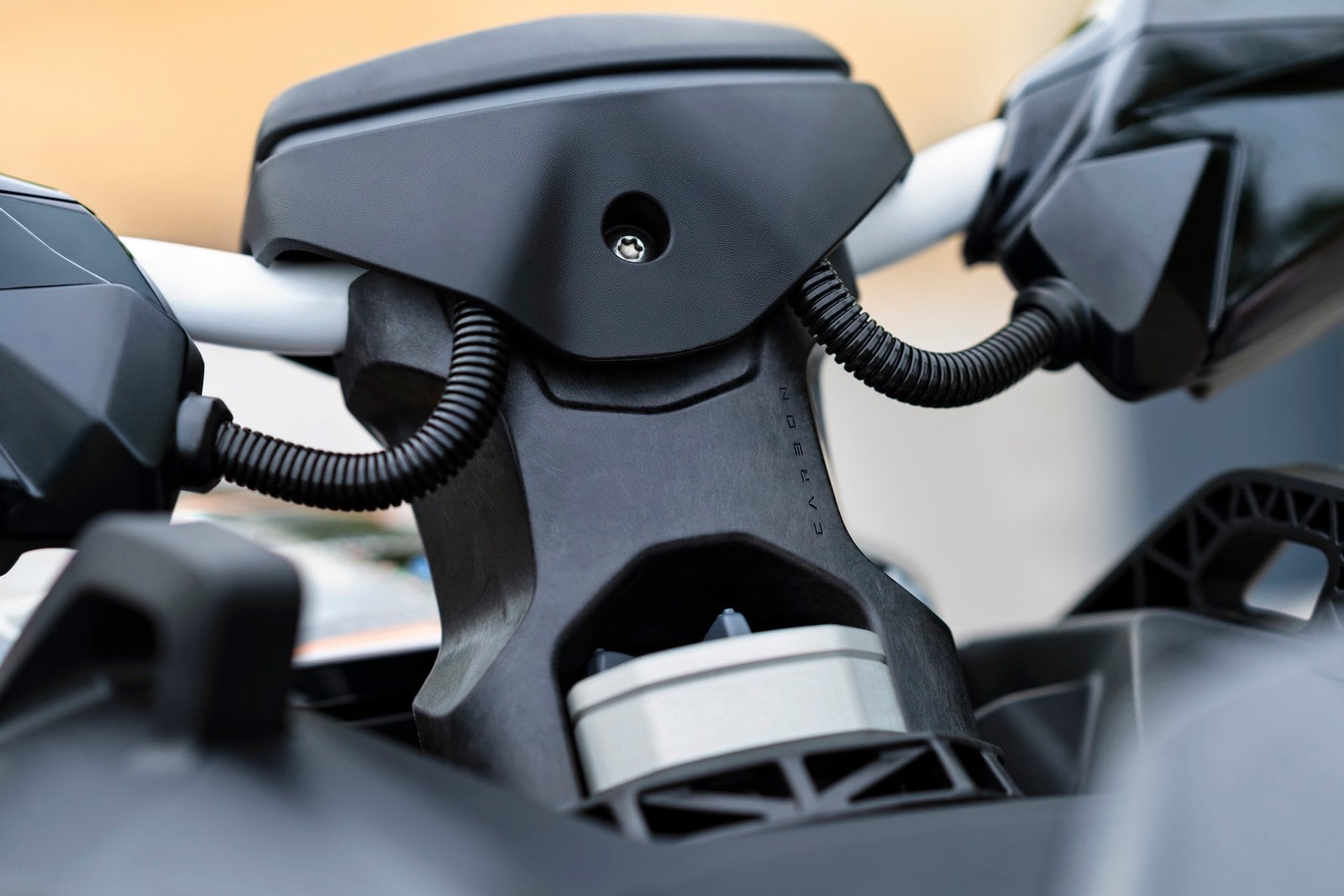 Robothåndtak og kontrollpanel på ATV for fritidskjøring og utendørs aktiviteter.