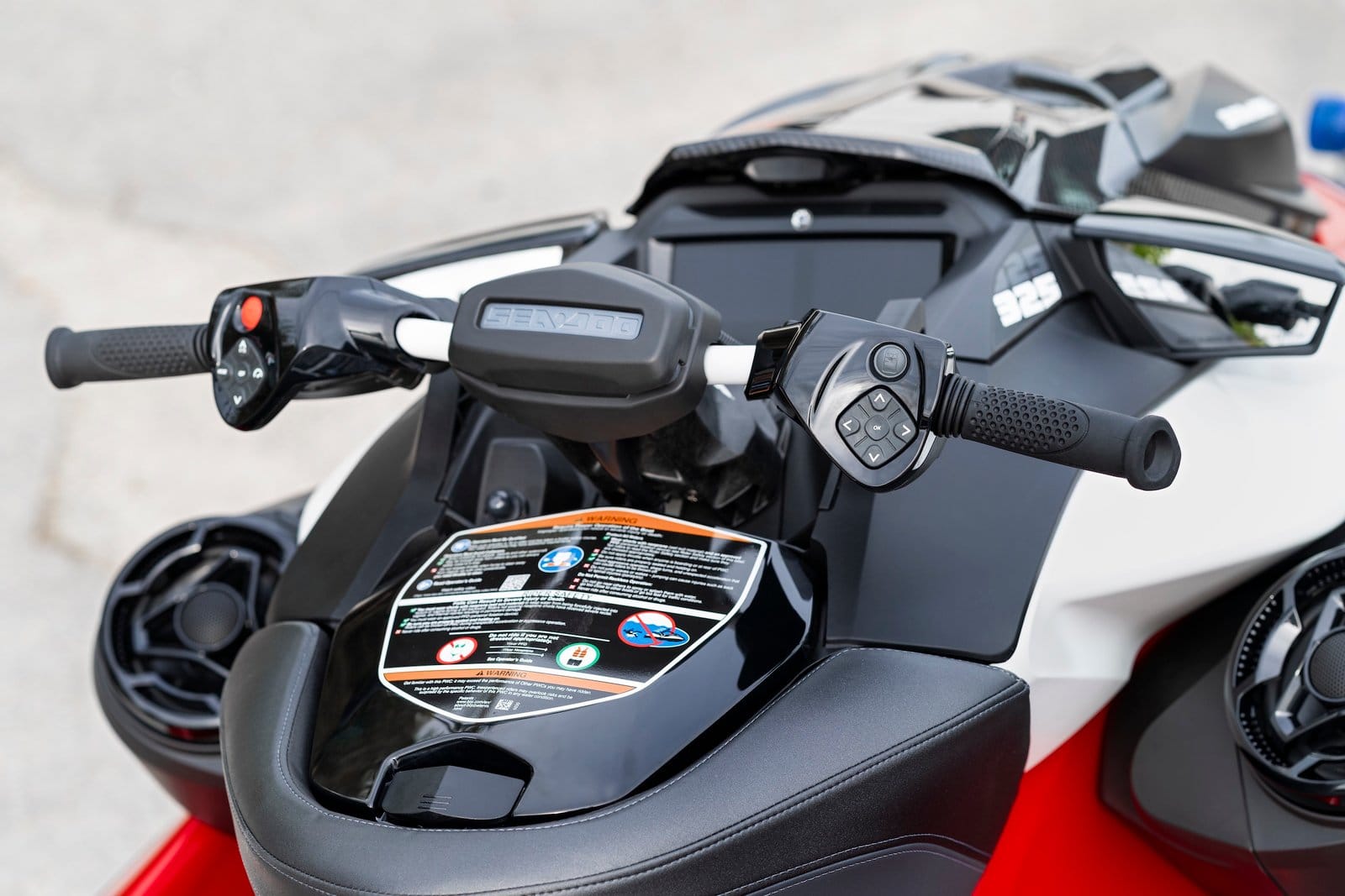 Høykvalitets ATV med digitale kontrollpanel og ergonomiske styrebensler for utendørs fritid og off-road kjøring. Moderne teknologisk utstyr for perfekt opplevelse på jakt, tur eller fritidskjøring.