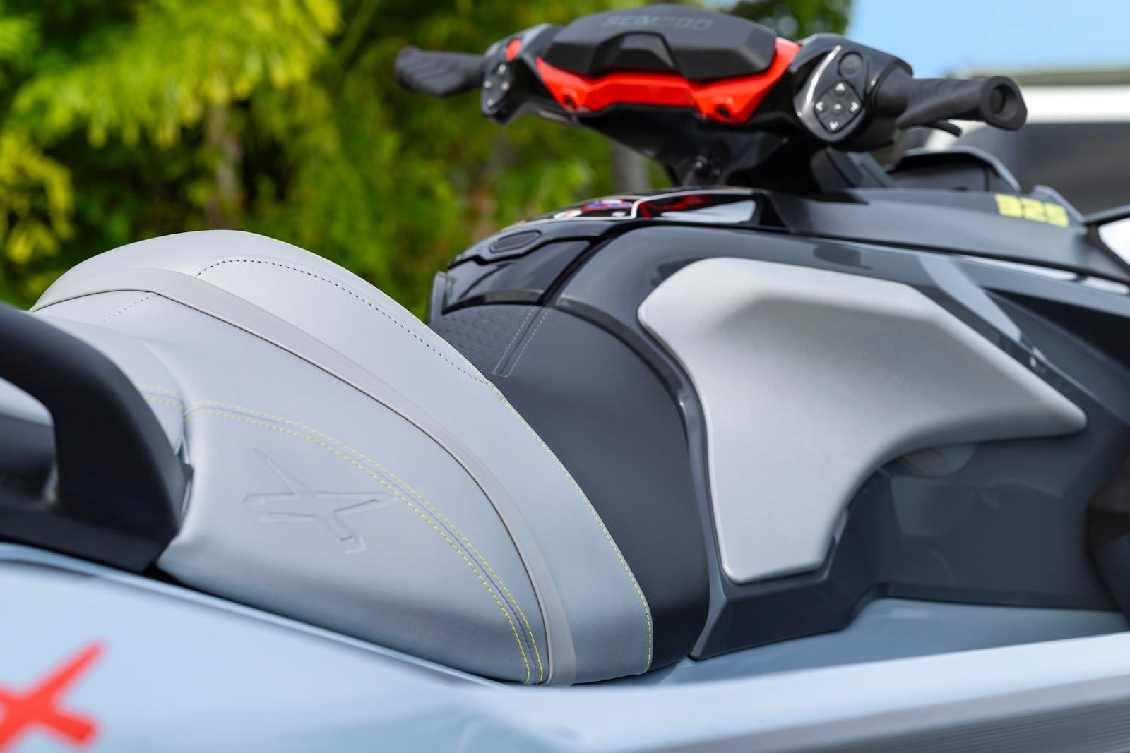 Høyoppløselig bilde av en mangfoldig ATV-situasjon som viser en kraftig ATV sentrert i bildet, omgitt av en vakker naturlandskap.