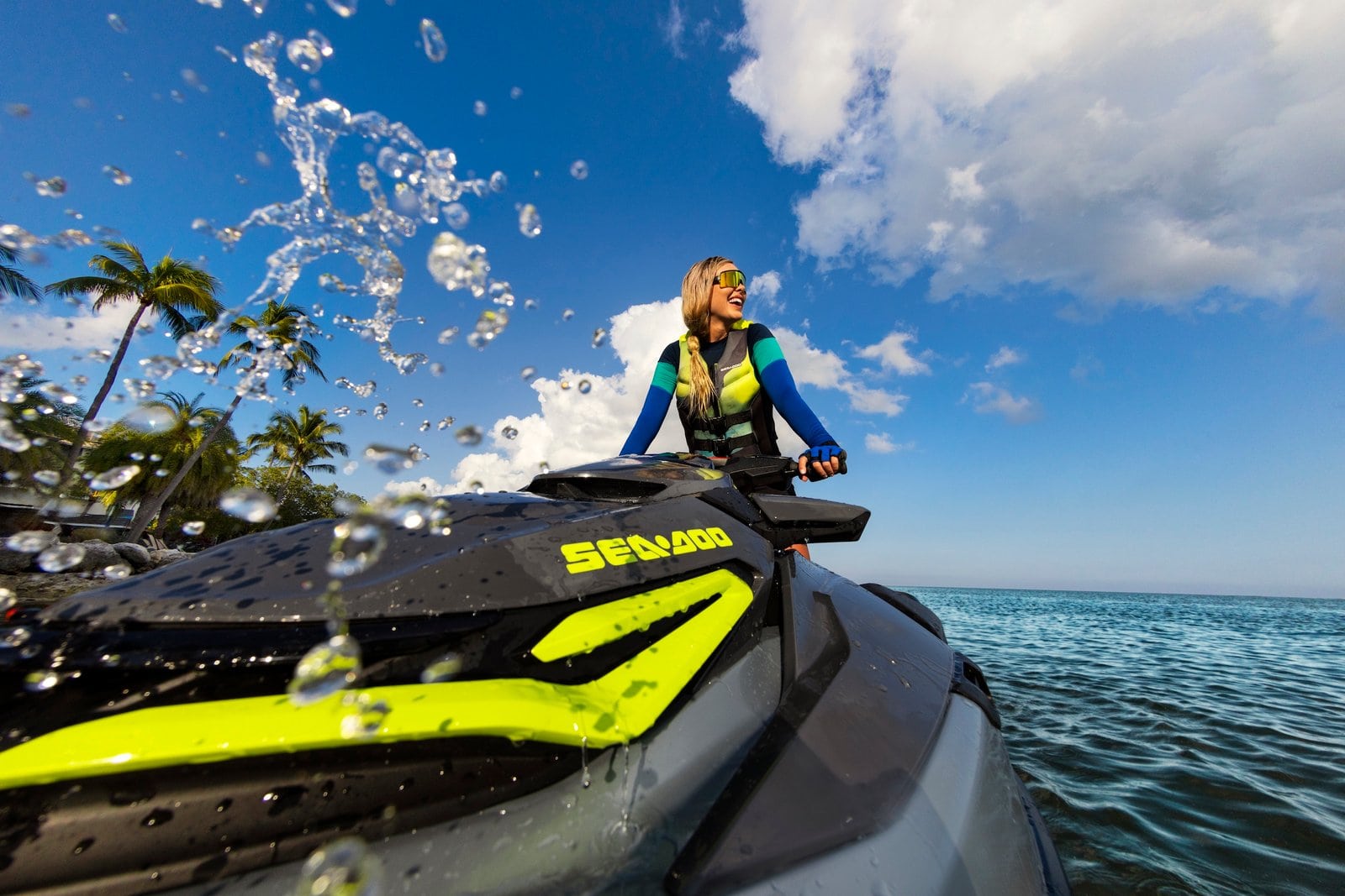 Luftfoto av kvinne på vannjet ski, adrenalin og friluftsliv, sommer, aktivitet, vannsport, surfing, utendørs eventyr, vannfartøy.