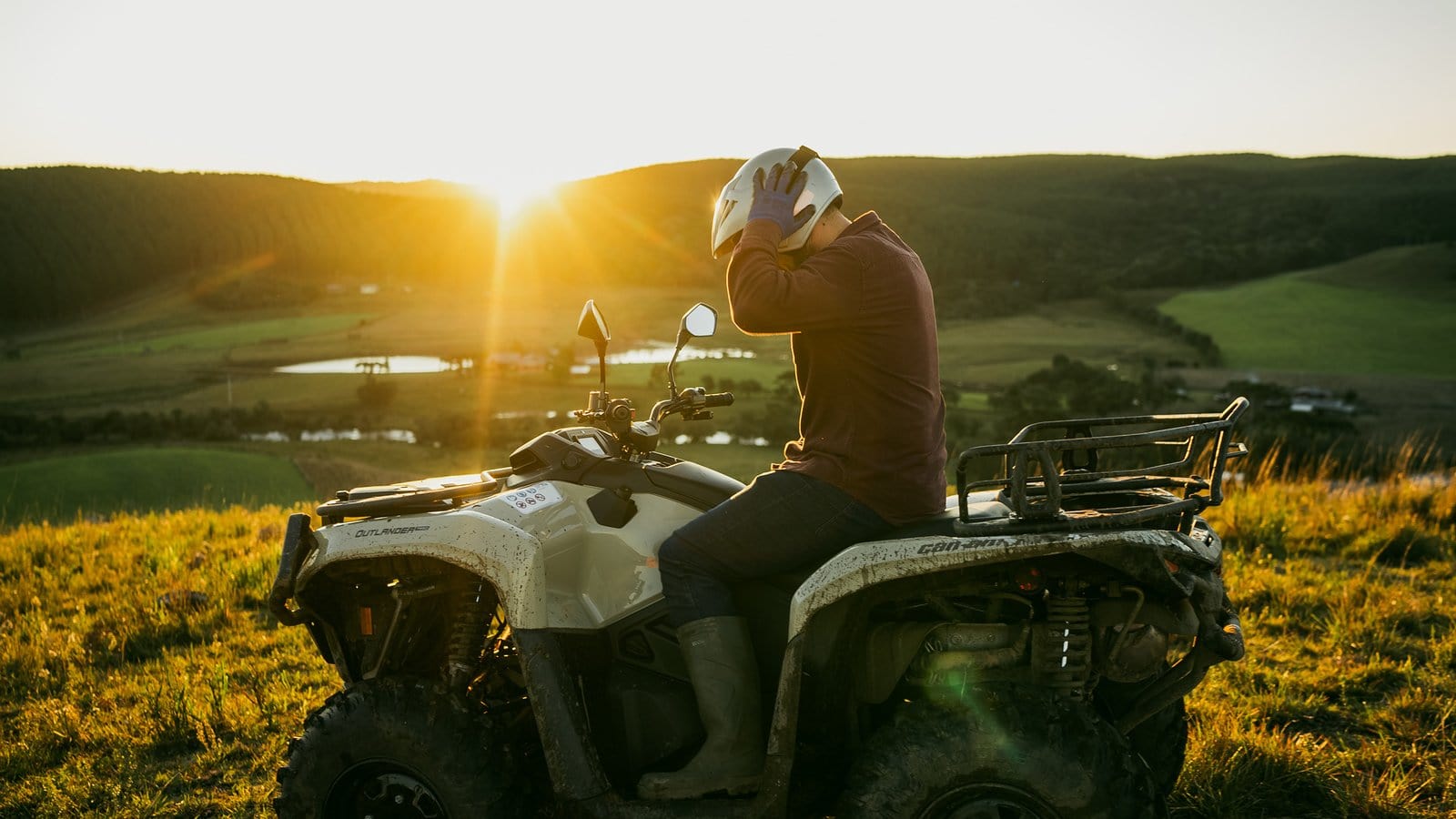 ATV og fritidskjøretøy i naturskjønnt landskap med solnedgang, perfekt for eventyr og utendørs aktiviteter.