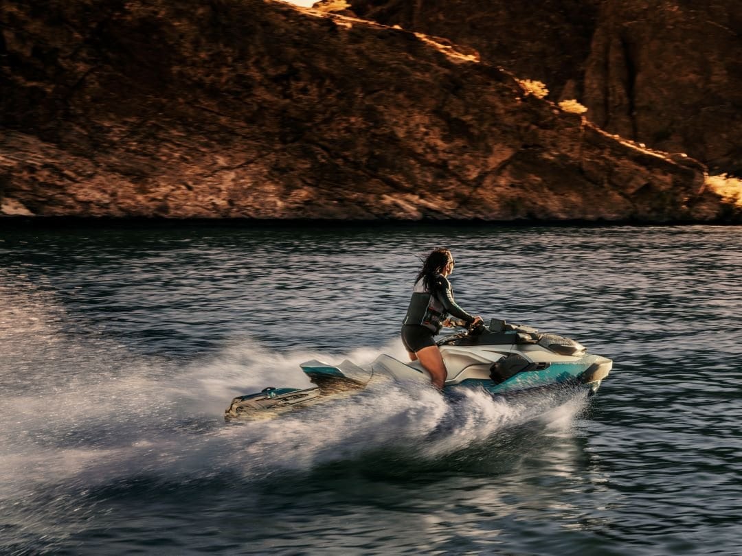 ATV kjøring på vann med spennende fritidsaktiviteter for eventyrlystne.