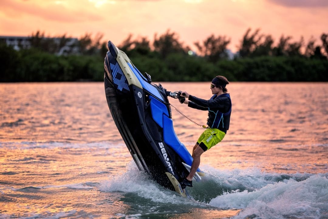 Jet Ski i solnedgang på vann for fritidsaktiviteter og vannskuter.
