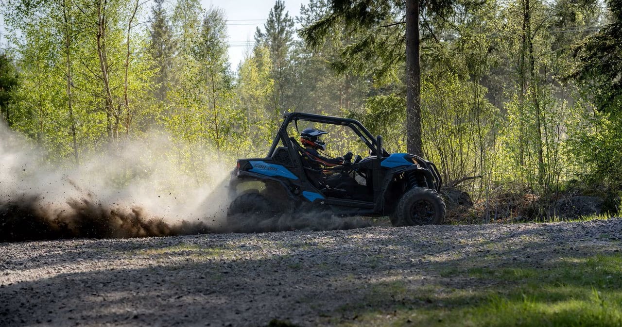 ATV kjører på skogsti, perfekt for fritid og eventyr i naturen.