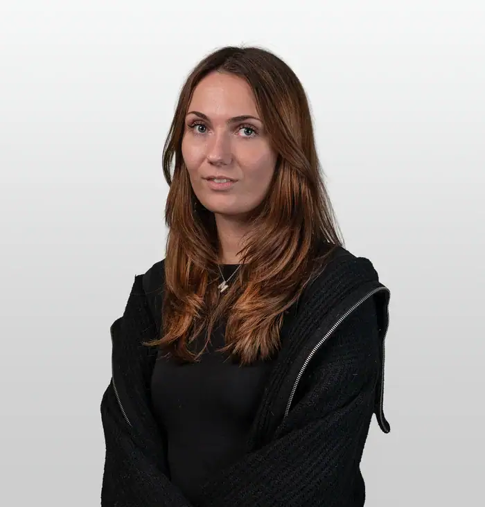 - ATV og fritid kvinne med langt brunt hår, svart jakke og casual antrekk.