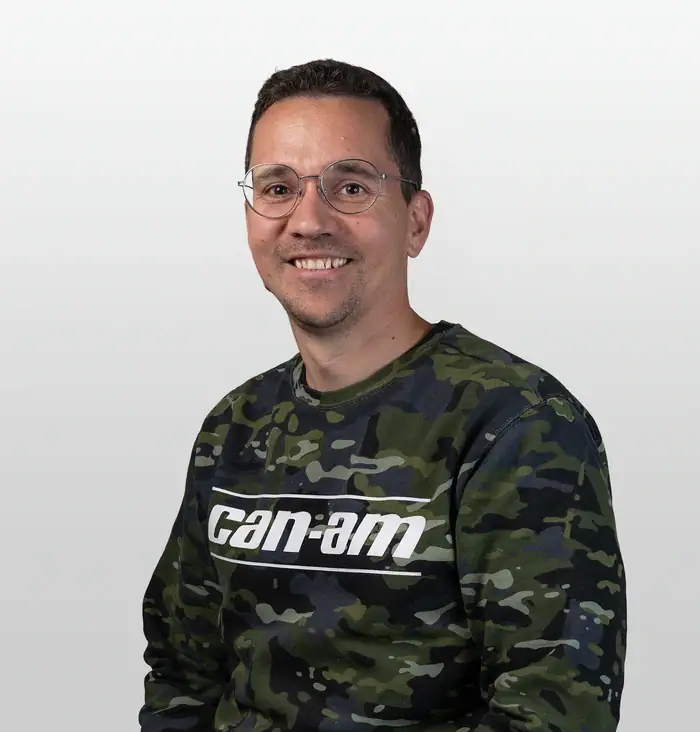 ATV og fritid, motorsykler og ATV til outdoor eventyr, navigering i terrenget, spennende fritidsaktiviteter, utstyr for offroad kjøring.