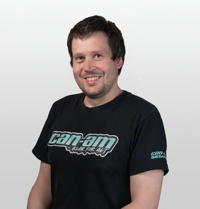 ATV og fritid, smilende mann i Can-Am t-skjorte, fokus på utendørs eventyr, ATV kjøring, fritidsaktiviteter, hobbyer, norsk outdoor liv.